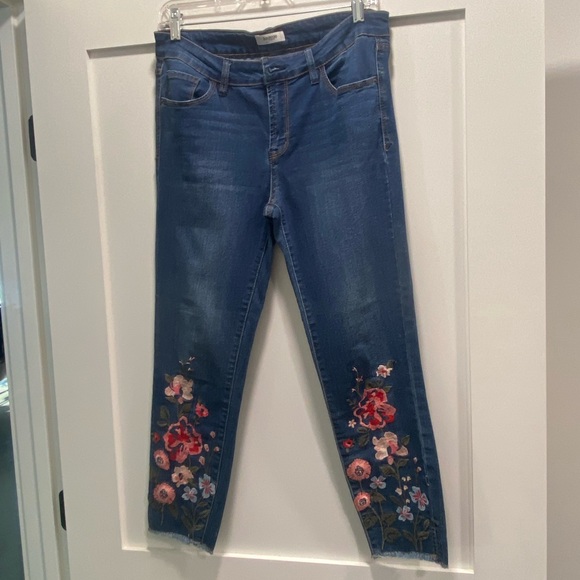 🌸 Flower Embroidered Jean Capris - Picture 2 of 8
